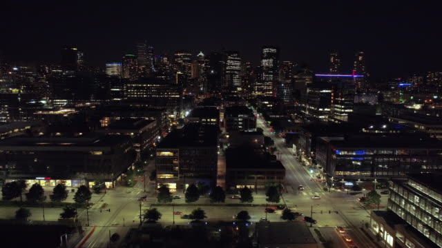 Schwimmende-Luftaufnahmen-der-amerikanischen-Großstadt-bei-Nacht-mit-Menschen-fahren-auf-beleuchteten-Straßen