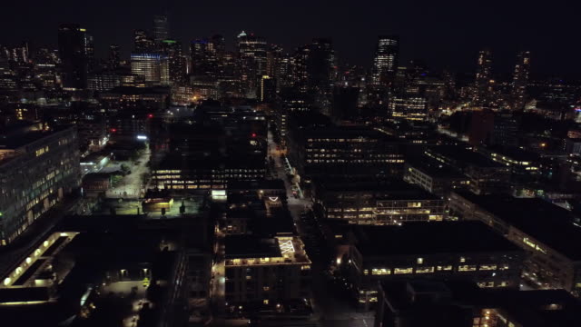 Helicóptero-con-vistas-al-impresionante-paisaje-de-noche-con-el-edificio-de-la-ciudad-las-luces-brillantes