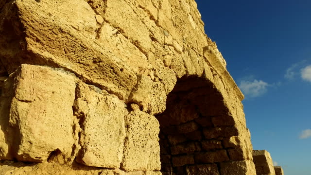 Antiguo-acueducto-en-Israel-en-el-mar