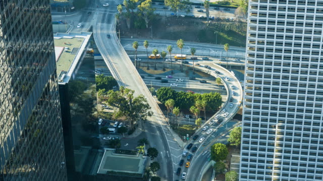Die-Innenstadt-von-Los-Angeles-aus-auf-dem-Dach-Antenne-Freeway-Tag-Timelapse