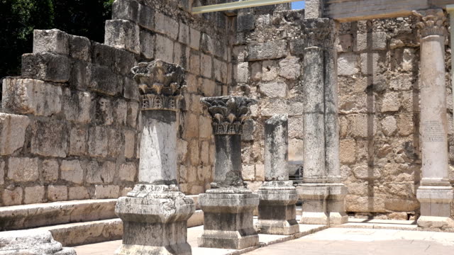 Langsam-Pan-über-die-Säulen-des-antiken-Tempels