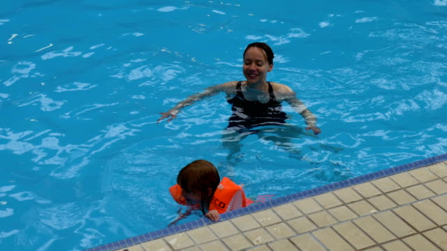 Mutter-und-Tochter-im-Pool-3