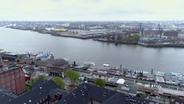 Vista-de-Hamburgo-en-un-día-nublado-con-un-abejón
