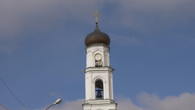 Glockenturm-mit-Over-the-Gate-Kirche-des-Erzengels-Michael