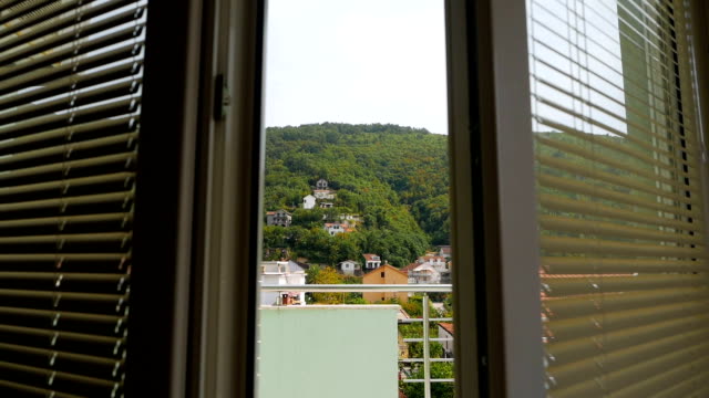 vistas-de-las-montañas-y-el-pueblo-desde-el-balcón