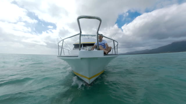 Yacht-mit-Mann-auf-Vordeck-Segeln-zur-Insel-Mauritius