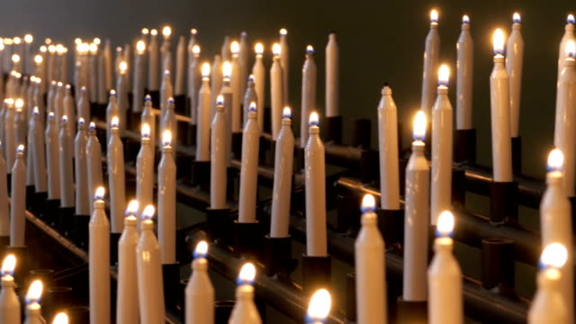 Muchas-velas-ardientes-en-la-iglesia-cristiana