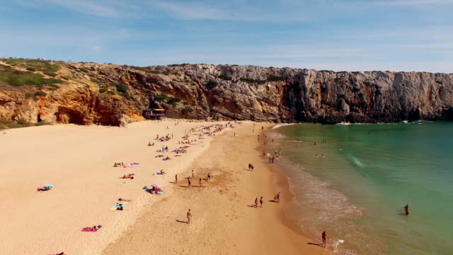 Flug-über-die-schönen-Sandstrand-in-Portugal,-Praia-Beliche,-Sagres,-Luftbild