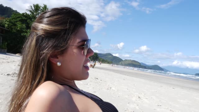 Mujer-brasileña-relajante-en-la-playa