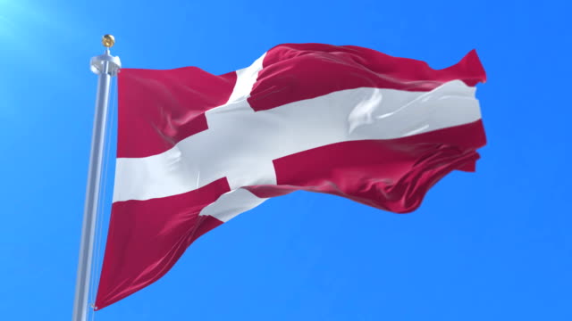Bandera-de-Dinamarca-ondeando-en-el-viento-con-cielo-azul,-lazo