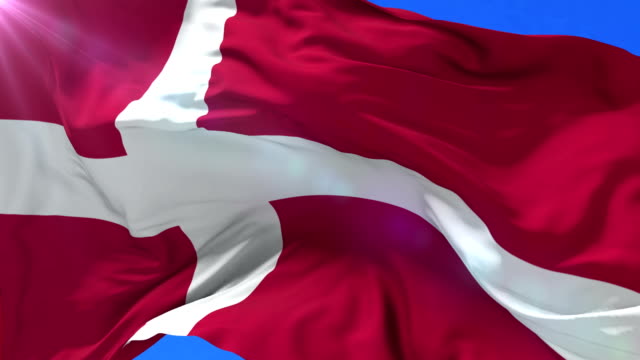 Bandera-del-Reino-de-Dinamarca-ondeando-en-el-viento-con-cielo-azul,-lazo