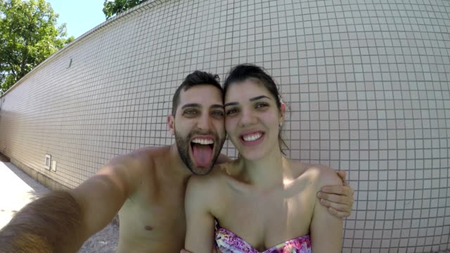 Junges-Paar-unter-einem-Selfie-im-Schwimmbad