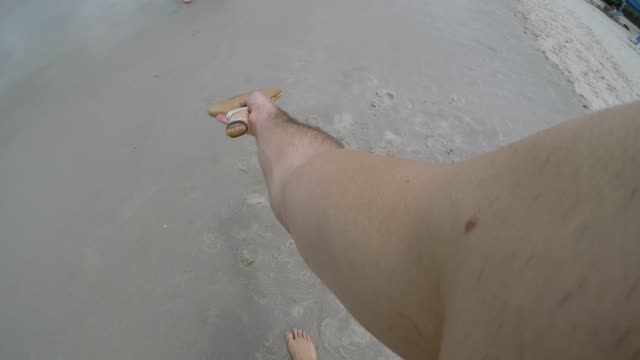 Pareja-jugando-Frescobol-en-la-playa