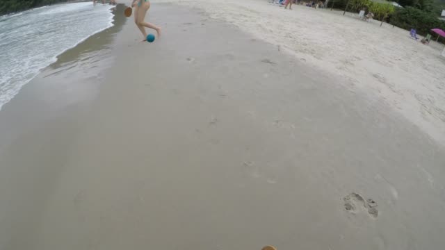 Pareja-jugando-Frescobol-en-la-playa