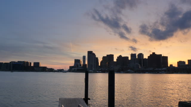 Zeitraffer-der-Innenstadt-von-Boston-Sonnenuntergang-von-Überschwemmungen-Plattform