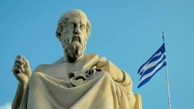 Nahaufnahme-einer-Marmorstatue-des-großen-griechischen-Gelehrten-des-Altertums-von-Plato-auf-Hintergrund-der-Nationalflagge-Griechenlands.