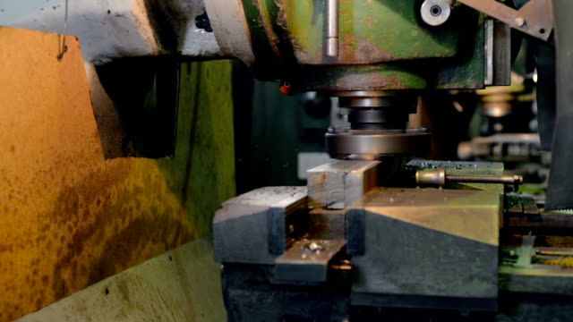 Knie-vertikalem-Fräsmaschine-verarbeitet-das-Metall-Werkstück