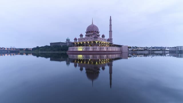 Trübe-Sonnenaufgang-am-Putra-Mosque,-Putrajaya