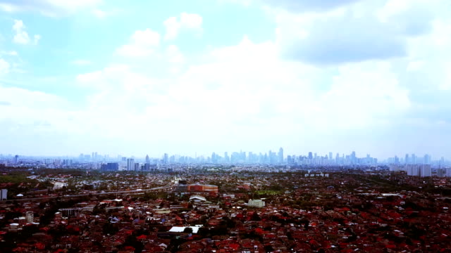 Luftaufnahme-von-Wohnhäusern-mit-Jakarta-Wolkenkratzer-in-Ferne