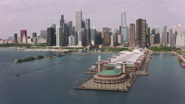 Flug-über-Navy-Pier-in-Richtung-Innenstadt-von-Chicago.