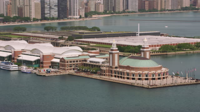 Aerial-shot-of-Navy-Pier-in-downtown-Chicago.