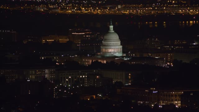 Luftaufnahme-des-United-States-Capitol-Building-in-der-Nacht.