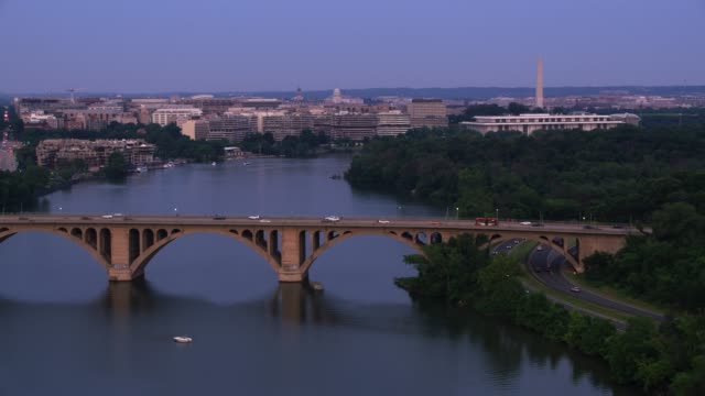 Fliegen-auf-dem-Potomac-Fluss-mit-D.C.-in-der-Ferne.