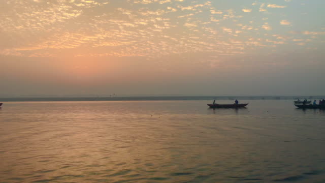 Paseo-en-barco-en-el-río-Ganges,-Varanasi,-India