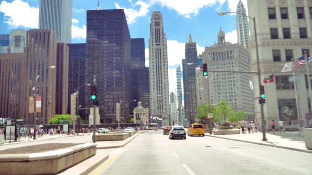 Fahrt-entlang-der-goldenen-Meile-in-Michigan-Avenue-in-Chicago-Kamerawagen