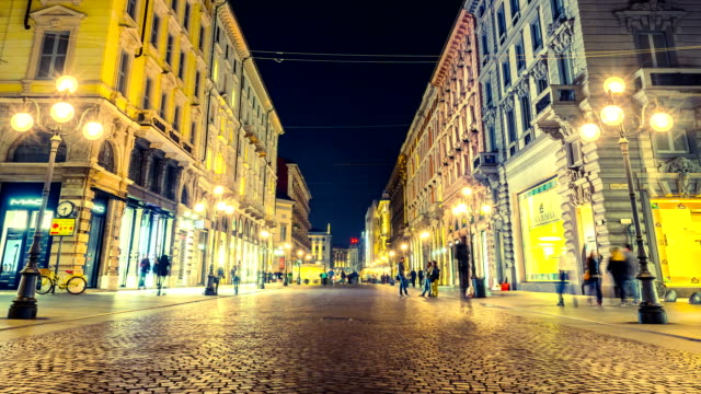 Zeitraffer-Menschen-in-Mailand-Straße-via-Dante