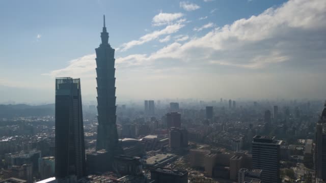 sonnigen-Tag-Taipei-Stadtbild-berühmten-Turm-Antenne-Panorama-4k-Zeitraffer-Taiwan