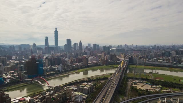 sonnigen-Tag-Taipei-Stadtbild-Fluss-Verkehr-Brücke-Luftaufnahme-Innenstadt-Panorama-4k-Zeitraffer-Taiwan