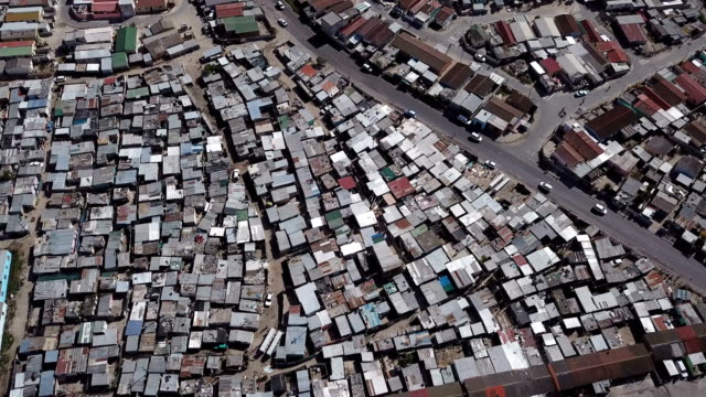 Gemeinde-mit-dem-Tafelberg-in-Kapstadt