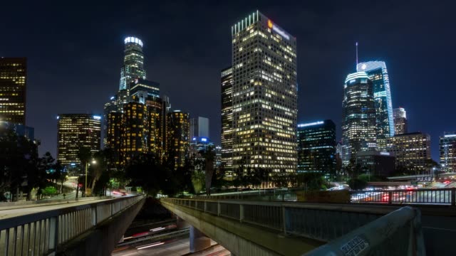 Die-Innenstadt-von-Los-Angeles-Skyline-bei-Nacht-Zeitraffer
