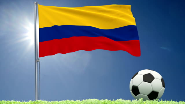 Rollos-de-bandera-de-Colombia-ondeando-y-una-pelota-de-fútbol-sobre-el-césped,-render-3d,-material-de-archivo-de-4-k