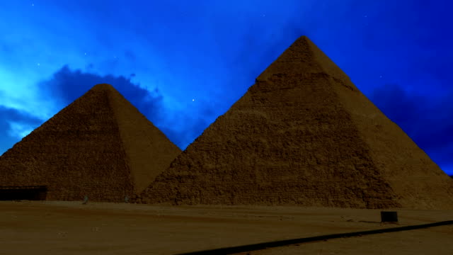 Pirámides-de-Giza-en-las-nubes-de-la-noche-corriendo-sobre