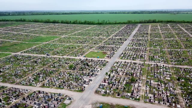 Una-antena-sobre-un-vasto-cementerio-de-lápidas-rinde-homenaje-a-los-veteranos