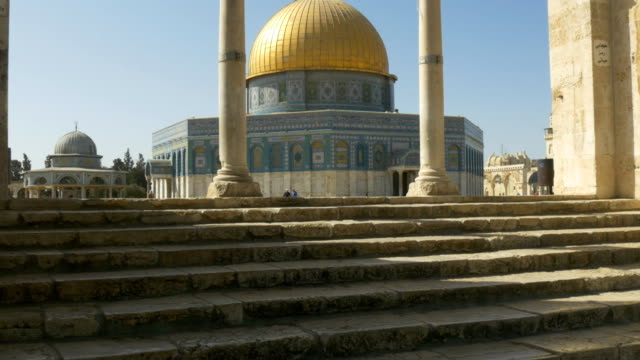 Incline-hacia-arriba-tiro-de-mujeres-caminando-hacia-la-cúpula-de-la-roca-en-Jerusalén