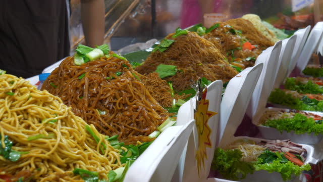 berühmte-Nacht-Phuket-Insel-Patong-streetfood-Markt-Ecke-Slow-Motion-Panorama-4k-thailand