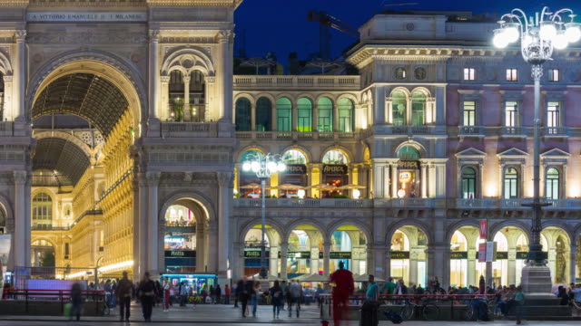Italien-Nacht-beleuchtet-Mailand-Stadt-berühmten-Galleria-Dom-quadratisch-Panorama-4k-Zeitraffer