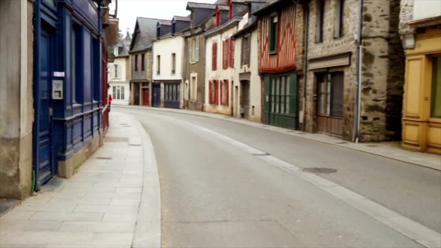 leere-Straße-bretonische-Kleinstadt-Vitre,-Bretagne