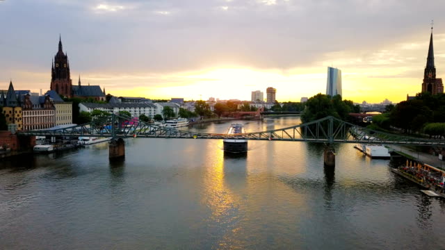 Luftaufnahme-des-Schiffes-auf-den-Fluss-in-Frankfurt-am-Main-im-schönen-Sonnenaufgang