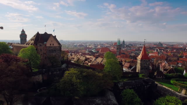 Luftbild-Stadt-mit-einem-Schloss-in-den-Vordergrund-und-zeigt-den-Turm