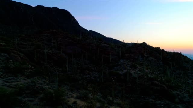 Wüste-bergpass-Drohne-Footage---Sonnenaufgang