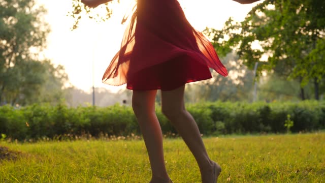 Chica-feliz-bailando-disfrutar-de-sol,-verano,-vida-y-naturaleza.