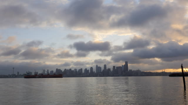 Zeitraffer-der-trübe-Sonnenaufgang-Blick-auf-Downtown-Seattle-Skyline
