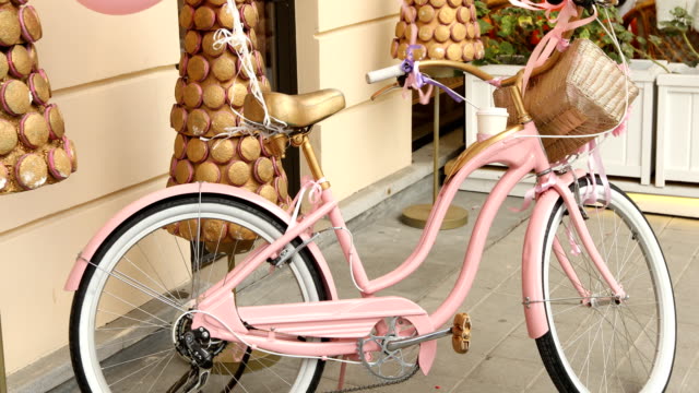 Vintage-Rosa-Mädchen-Fahrrad-im-freien