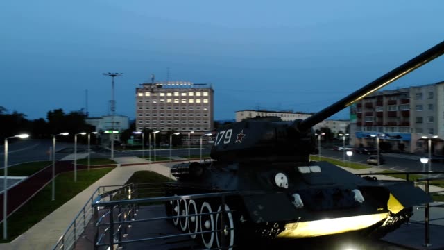 T-34-Soviética-ejército-mediano-batalla-tanque-de-monumento-por-la-noche