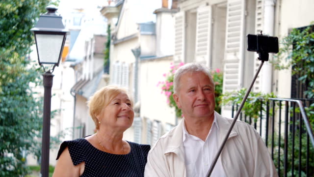 Senior-pareja-toma-selfie-en-la-calle-de-París-en-4-k-lenta-60fps