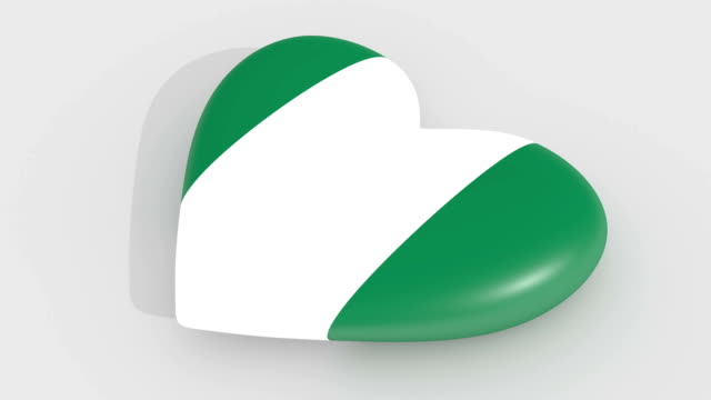 Palpitante-corazón-en-los-colores-de-la-bandera-de-Nigeria,-sobre-un-fondo-blanco,-lado-de-renderizado-3d,-lazo